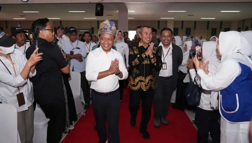 Ketum Golkar Bahlil Lahadalia Raih Gelar Doktor dari Universitas Indonesia, Ketua DPD Golkar Riau Syamsuar Ucapkan Selamat